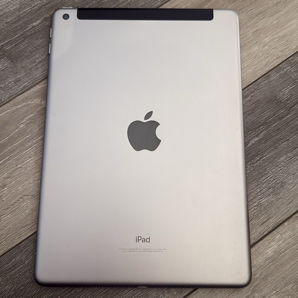 Apple IPad 6th generation 32GB IOS 17.7.5 grey and black - Picture 4 of 4